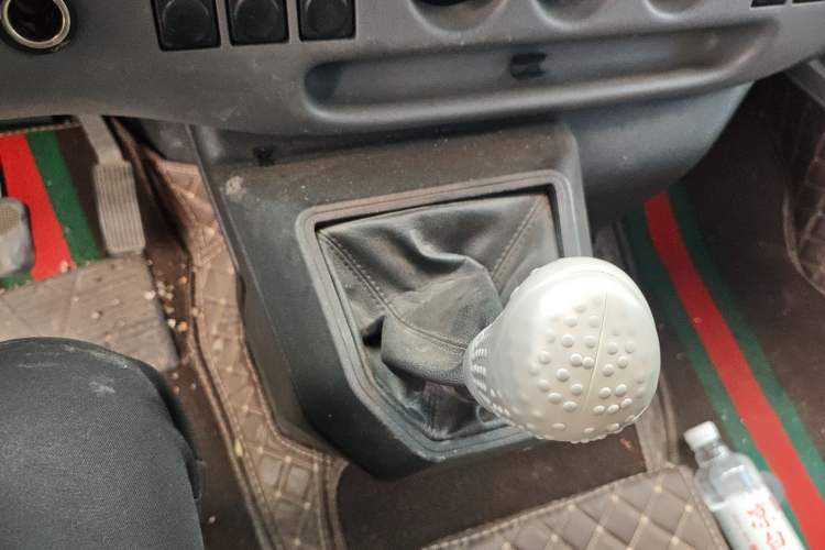 Used JMC Transit 2019 2.8T Commercial Version Long Wheelbase Mid-Roof 6-Seater Rear Single Tire China VI Emission Standard – JX493
