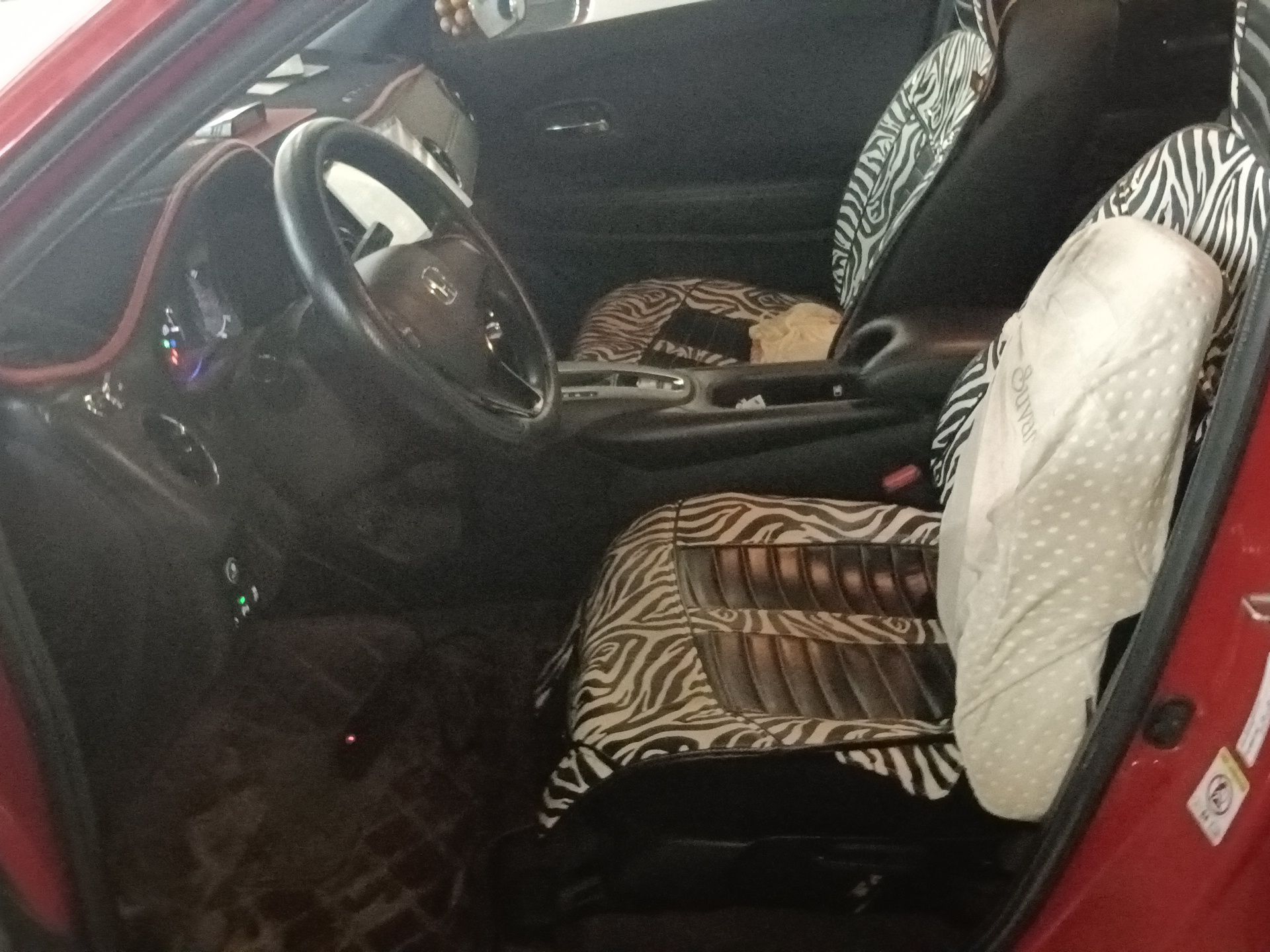 المقاعد الأمامية داخل السيارة