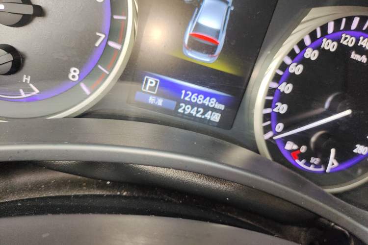 Used Infiniti Q50L 2015 2.0T Sport Edition Odometer Close Up