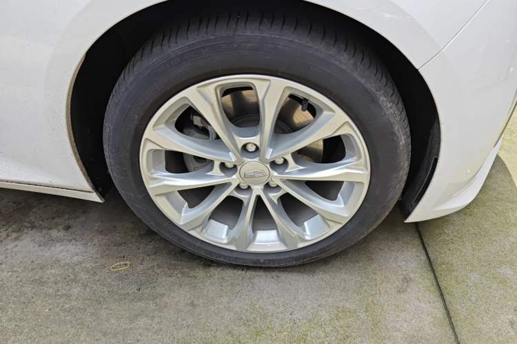 Used Cadillac CT5 2021 28T Luxury Model Right Front Wheel Hub