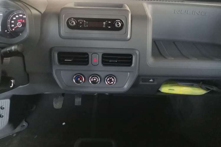 Used Wuling Yangguang 2025 Model 310KM Bus Edition—Customized by CATL