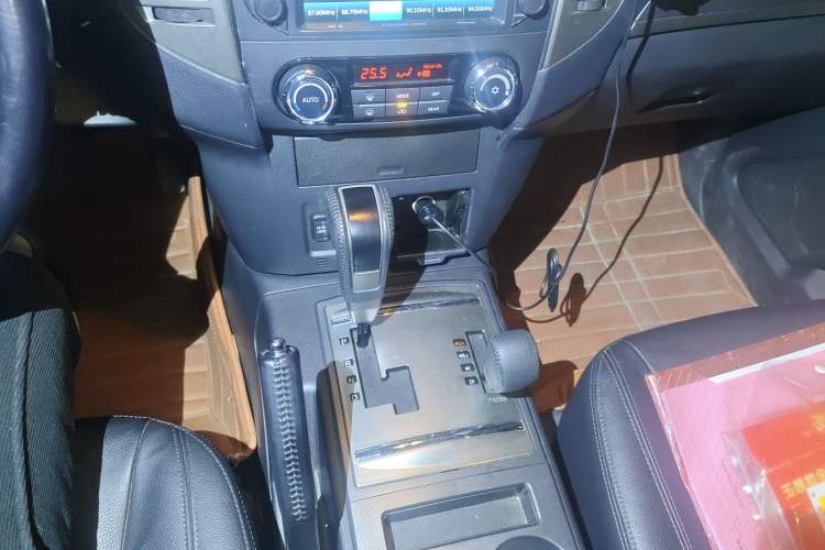 Used Mitsubishi Pajero 2015 3.0L Automatic Elite Plus Version China V Standard