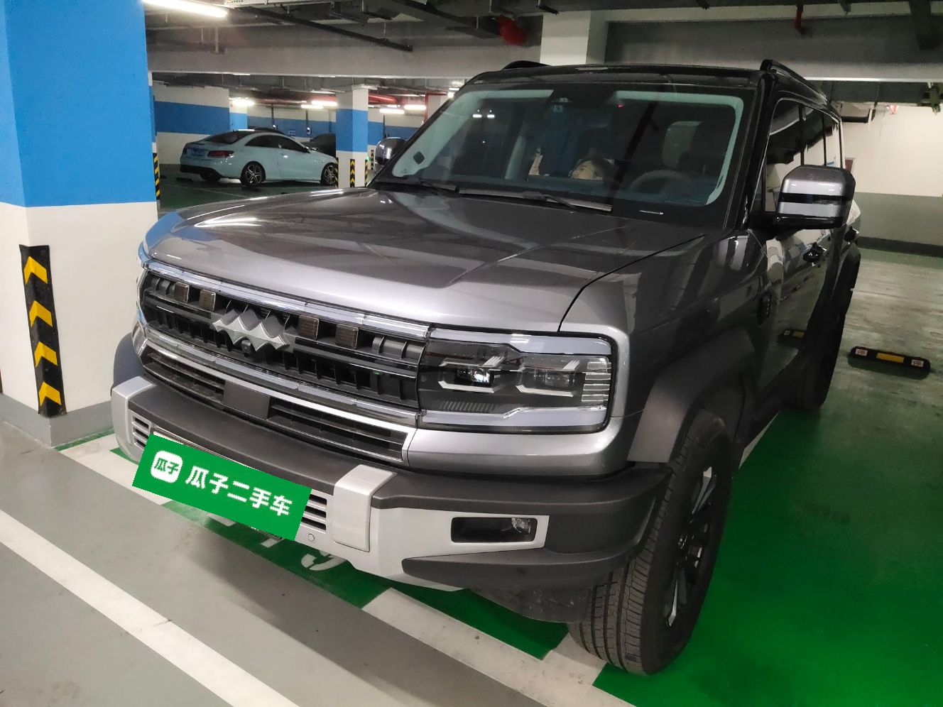 تحت مقدمة السيارة