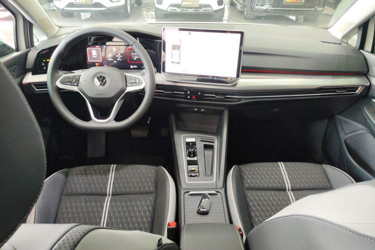 Used Volkswagen Golf 2025 300TSI Pro Center Console