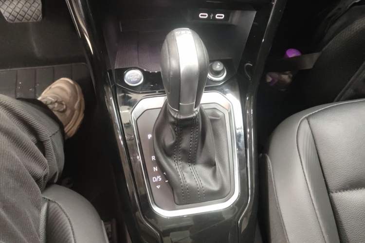 Used Volkswagen T-ROC 2021 280TSI DSG Two-Wheel Drive Comfort Connect Edition Gear Lever