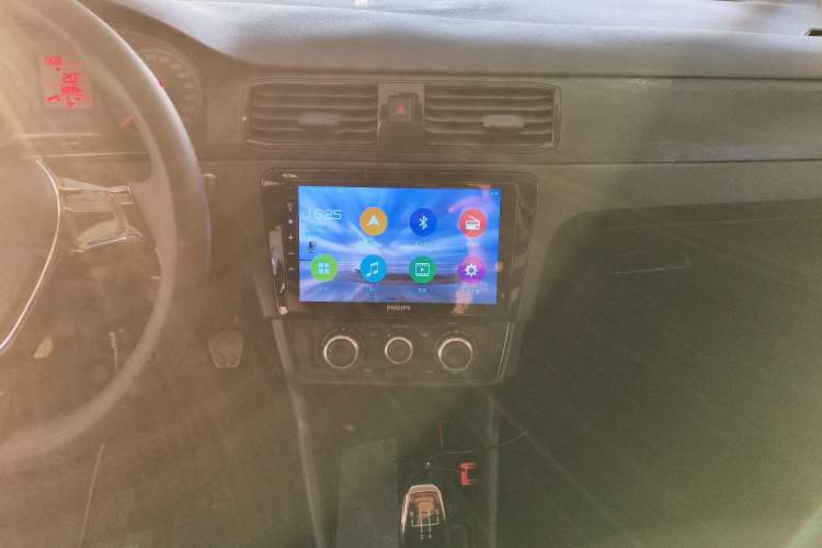 Used Volkswagen Santana 2016 1.6L Manual Fashion Edition Audio And AC Panel