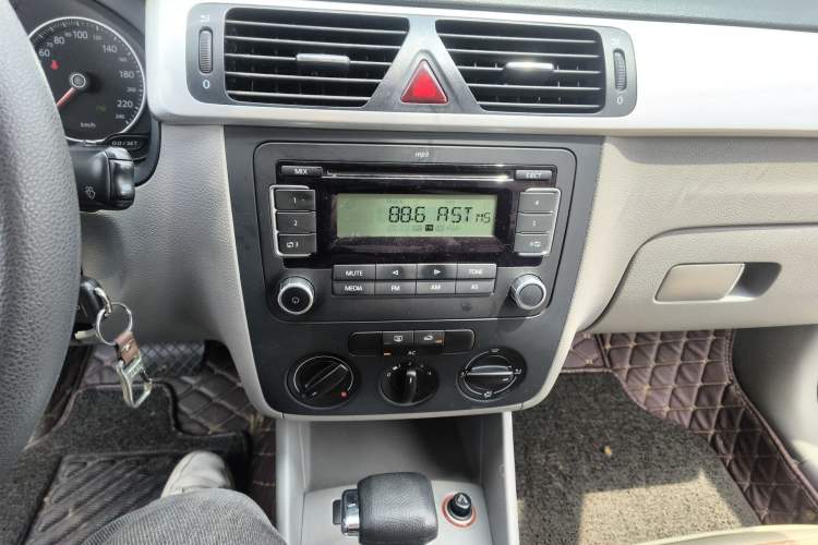 Used Volkswagen Bora 2012 1.6L Automatic Fashion Edition Audio And AC Panel