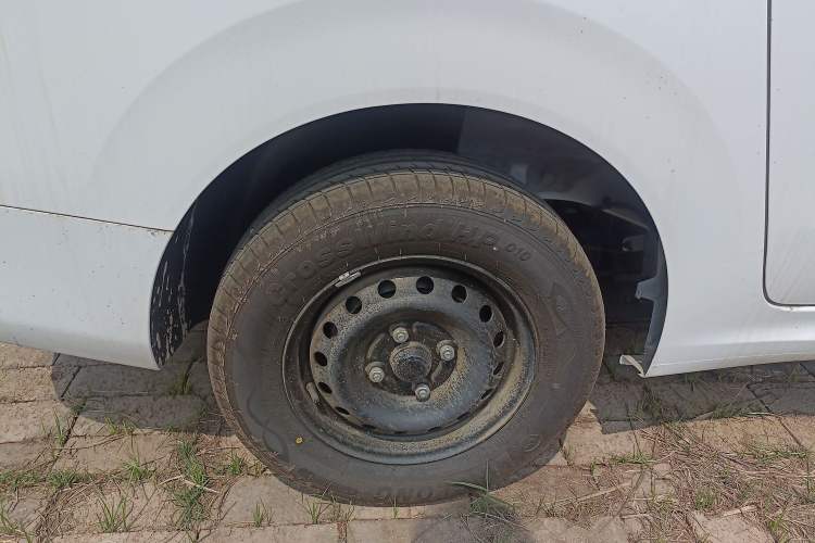 Used Wuling Hongguang New Energy 2024 All-Electric Model 300KM Practical Version Right Rear Wheel Hub