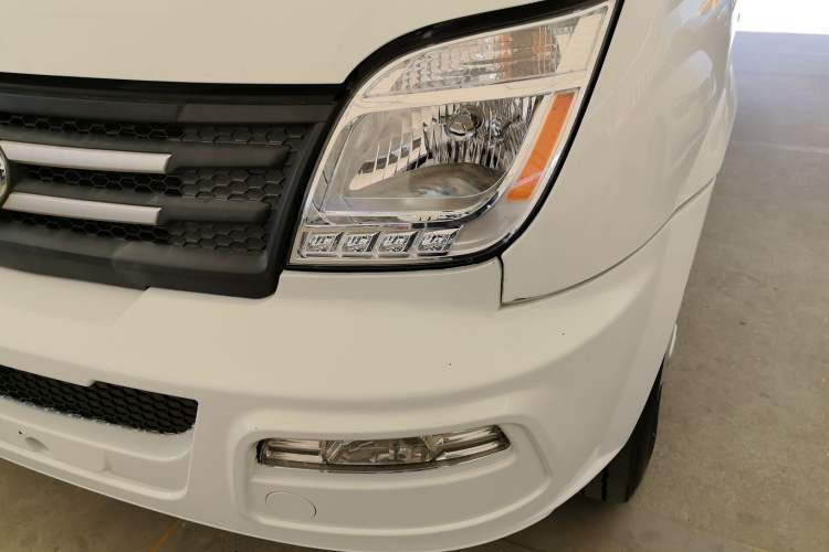 Used SAIC MAXUS Xintu V80 2021 2.0T Manual Classic Aoyuntong Short Wheelbase Mid-Roof 5/6-Seater