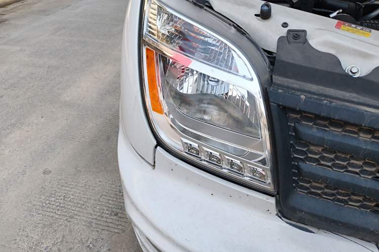 Used SAIC MAXUS Xintu V80 2023 2.0T Manual Classic Aoyuntong Short Wheelbase Mid-Roof 5/6-Seater