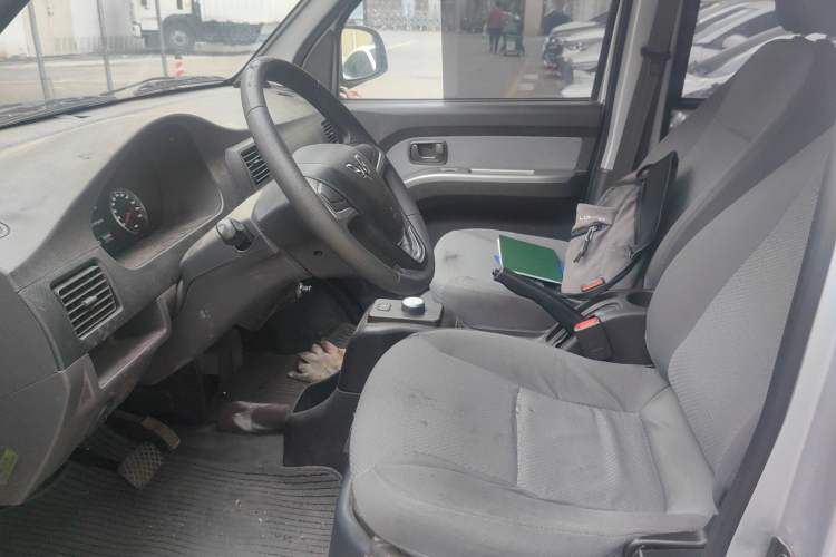 Used Wuling Rongguang EV 2022 Base Model Enclosed-Window Vehicle with 5 Seats Powered by Penghui Battery
