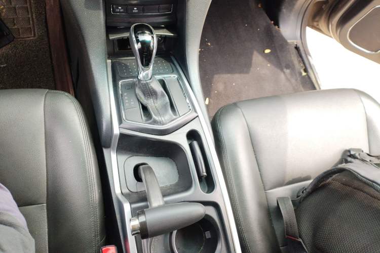 Used JMC Yusheng S350 2013 2.4T Automatic 2WD Diesel Luxury Edition 5 Seats Gear Lever