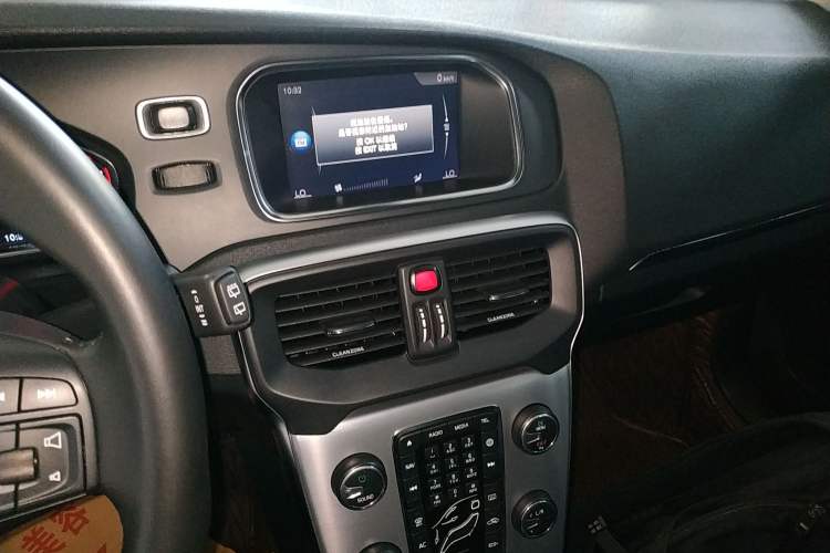 Used Volvo V40 2019 T3 Smart Luxury Edition Audio And AC Panel