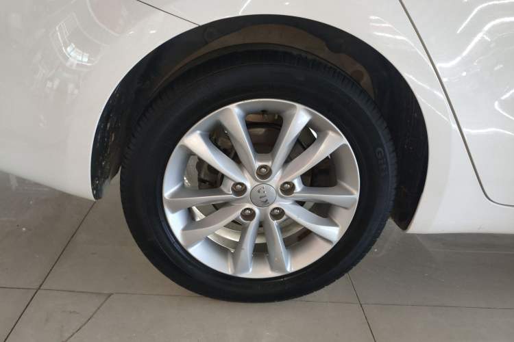 Used Kia K3 2016 1.6L Automatic GLS Right Rear Wheel Hub