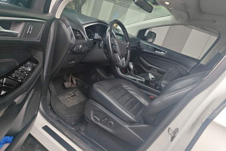 Used Ford Edge 2015 2.0T GTDi Two-Wheel-Drive High-Line Version
