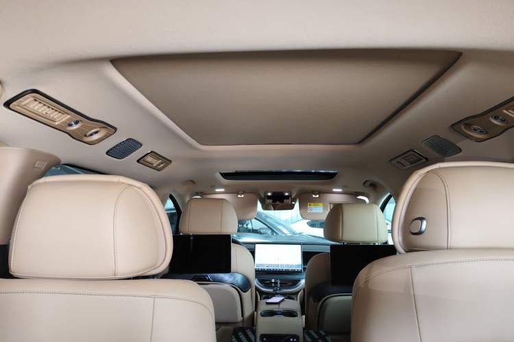 Used Denza D9 2025 DM-i Smart Drive 1020 Four-Wheel Drive Deluxe Model
