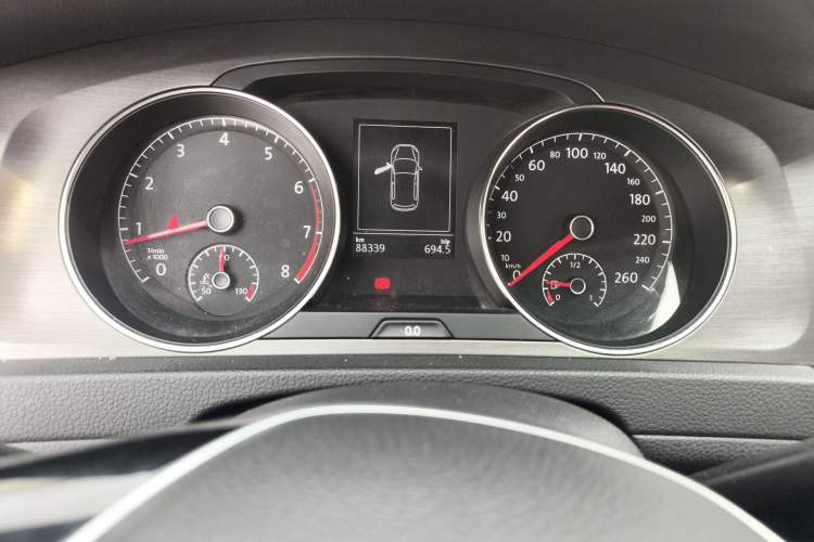 Used Volkswagen Golf 2014 1.4TSI Automatic Comfort Model Odometer Close Up