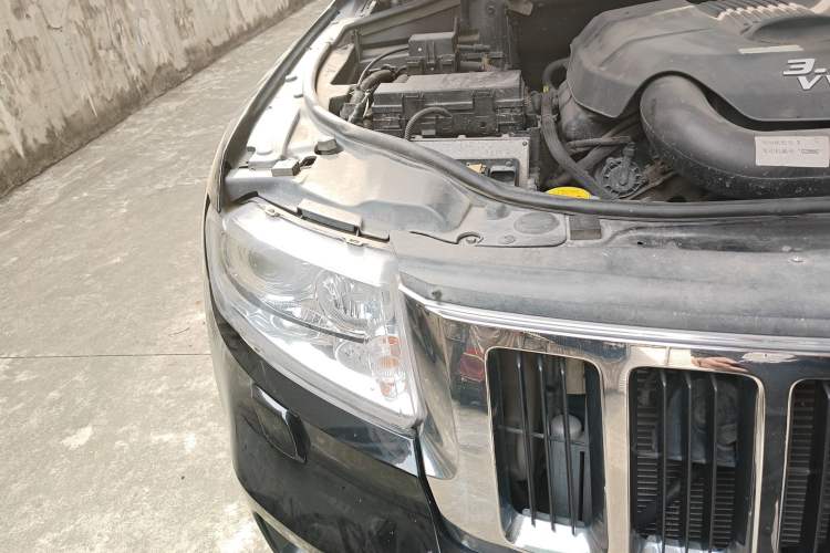 Used Jeep Grand Cherokee 2011 3.6L Luxury Navigation Edition Right Front Headlight