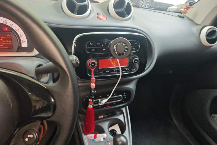 Used smart fortwo 2015 1.0L 52 kW hardtop Dynamic version Audio And AC Panel