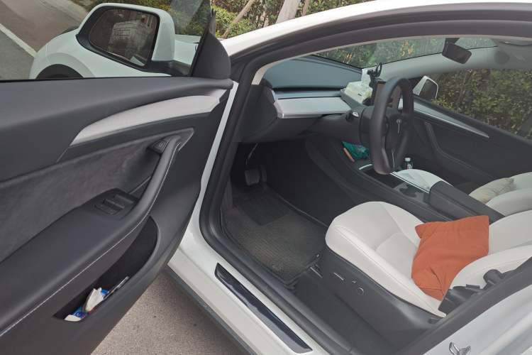 Used Tesla Model Y 2023 Long-Range All-Wheel-Drive Version