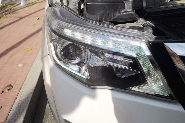 Used Nissan Terra 2018 2.5L Automatic 2WD Luxury Edition Right Front Headlight