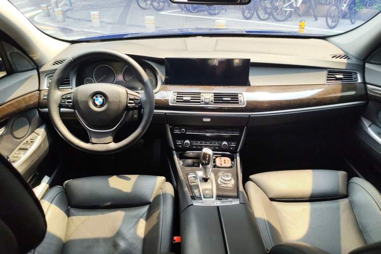 Used BMW 5 Series GT 2011 535i xDrive Luxury Edition Center Console