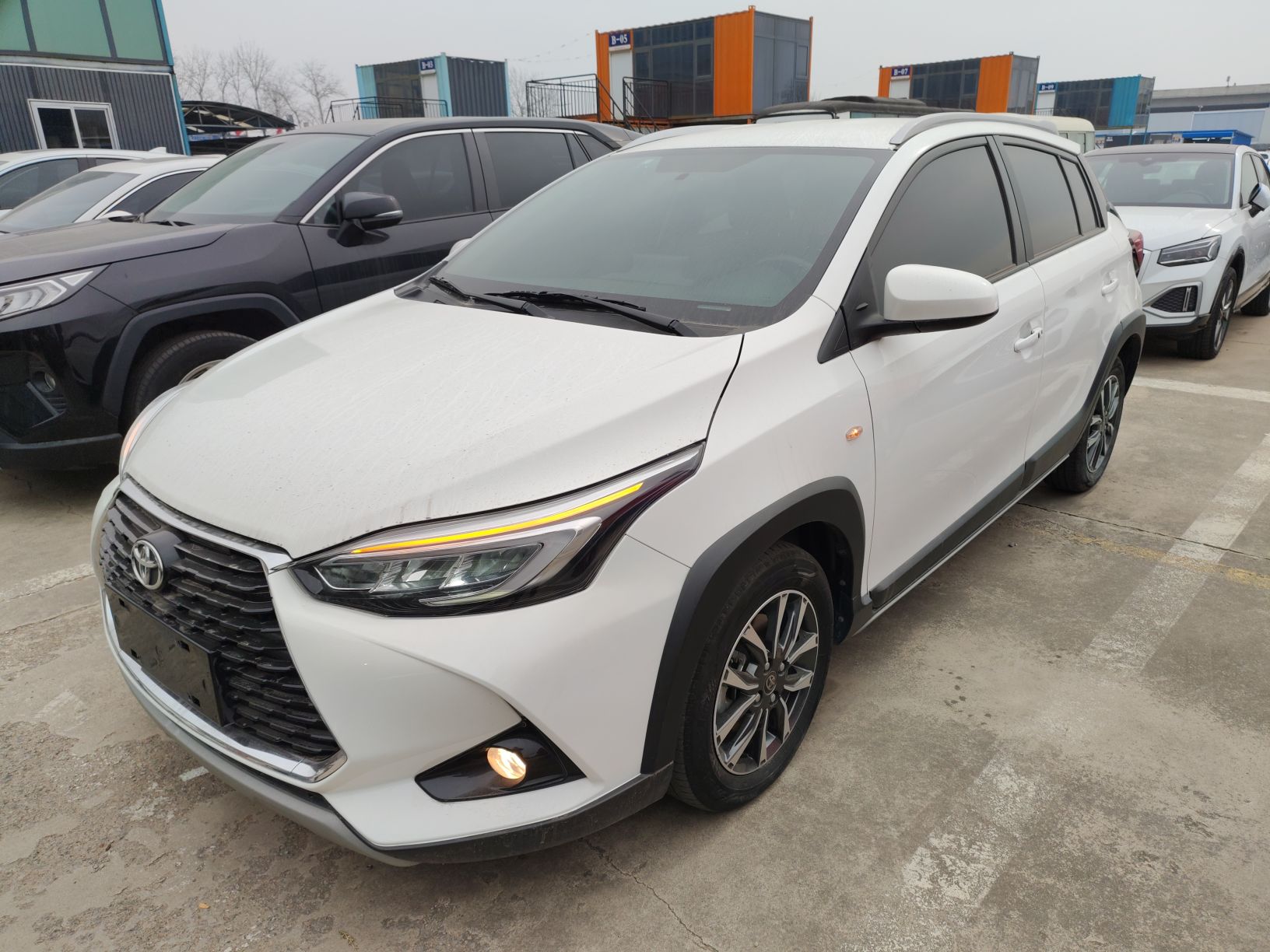 تحت مقدمة السيارة