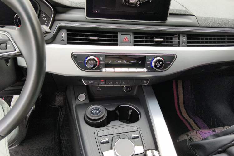 Used Audi A4L 2019 40 TFSI Fashion Edition China VI Emission Standard Audio And AC Panel