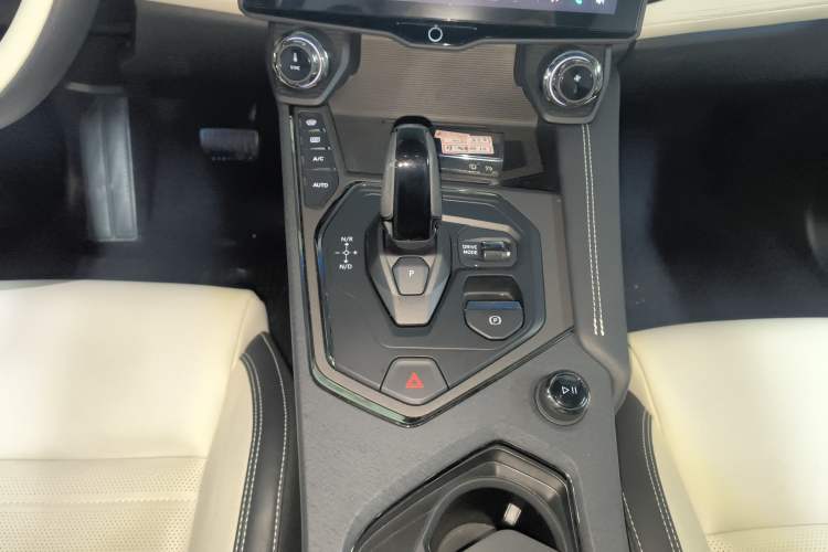 Used Lynk & Co 01 EM-P 2023 1.5TD EM-P Dawn Edition Gear Lever