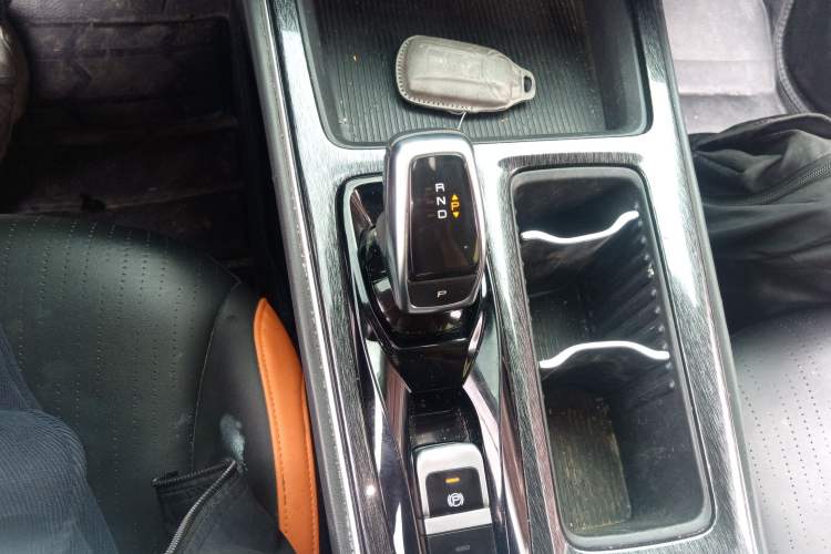 Used Dongfeng Aeolus Yixuan MAX 2023 1.5T Ultra-Stylish Trendsetting Dad Edition Gear Lever