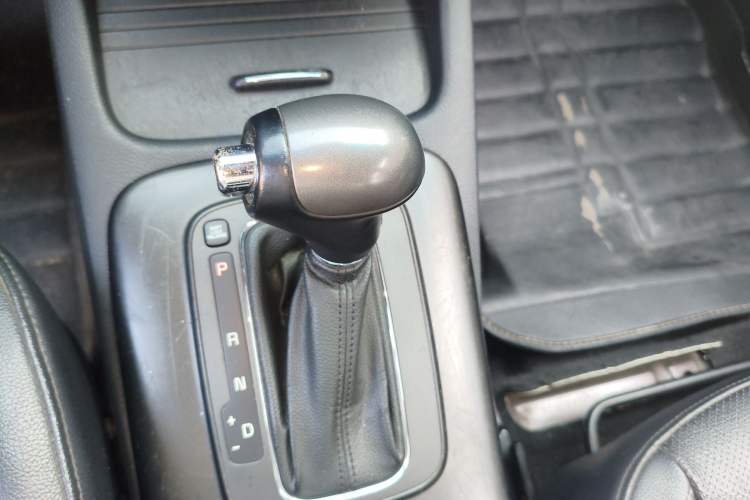 Used Kia K3 2013 1.6L Automatic DLX Gear Lever