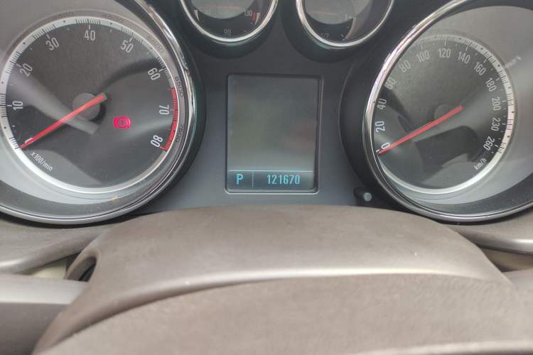 Used Buick Regal 2011 2.0L Comfort Edition Odometer Close Up