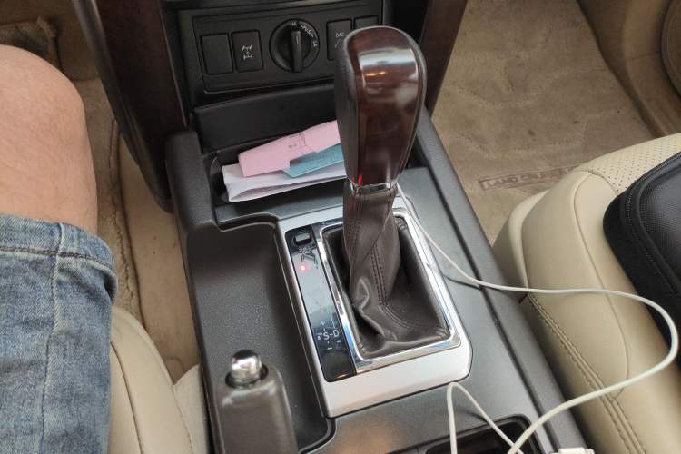 Used Toyota Prado 2014 4.0L Automatic TX-L NAVI Gear Lever