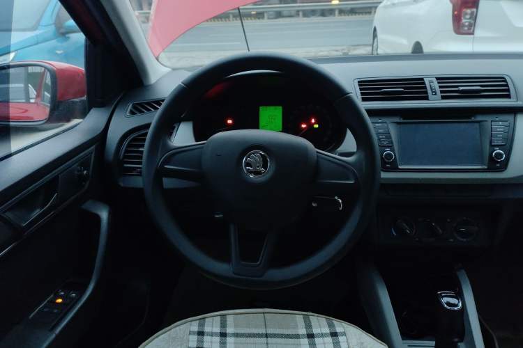 Used Skoda Fabia 2015 1.4L Automatic Front-Drive Model Steering Wheel