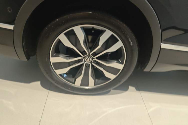 Used Volkswagen Tiguan L 2025 Model Outstanding Version 330TSI Automatic Two-Wheel Drive R-Line Longyao Edition Exterior 5