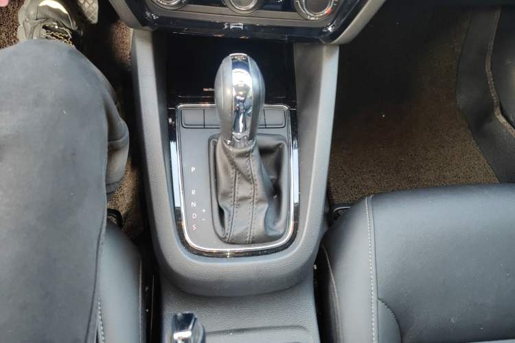 Used Volkswagen Sagitar 2015 1.6L Automatic Comfort Model Gear Lever