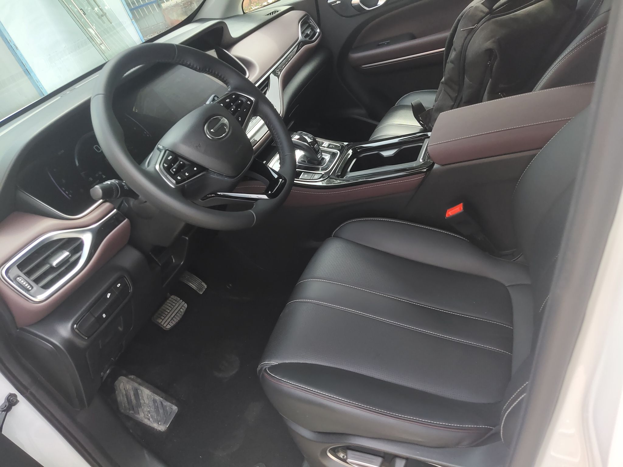 Переднее сиденье в автомобиле