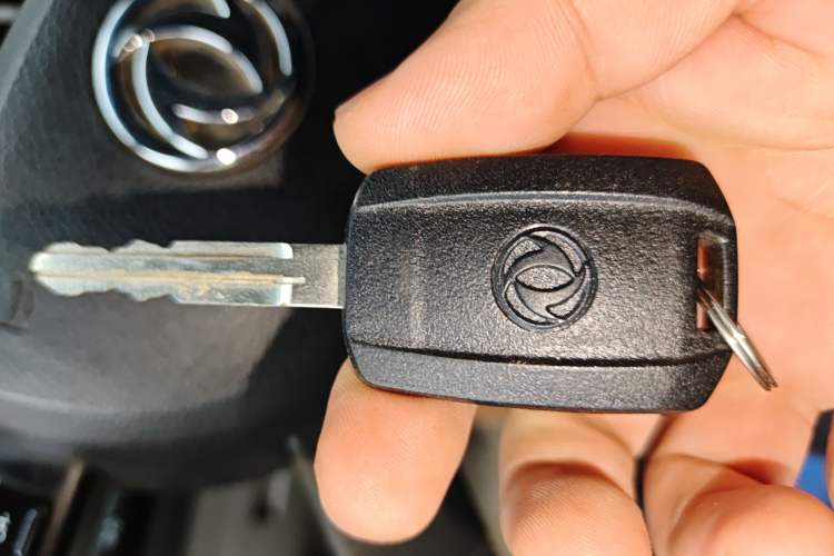 Used Dongfeng Yufeng 2020 2.3T Economy Logistics Vehicle Short Wheelbase Mid-Roof Design 5-9 Seats WP2.3