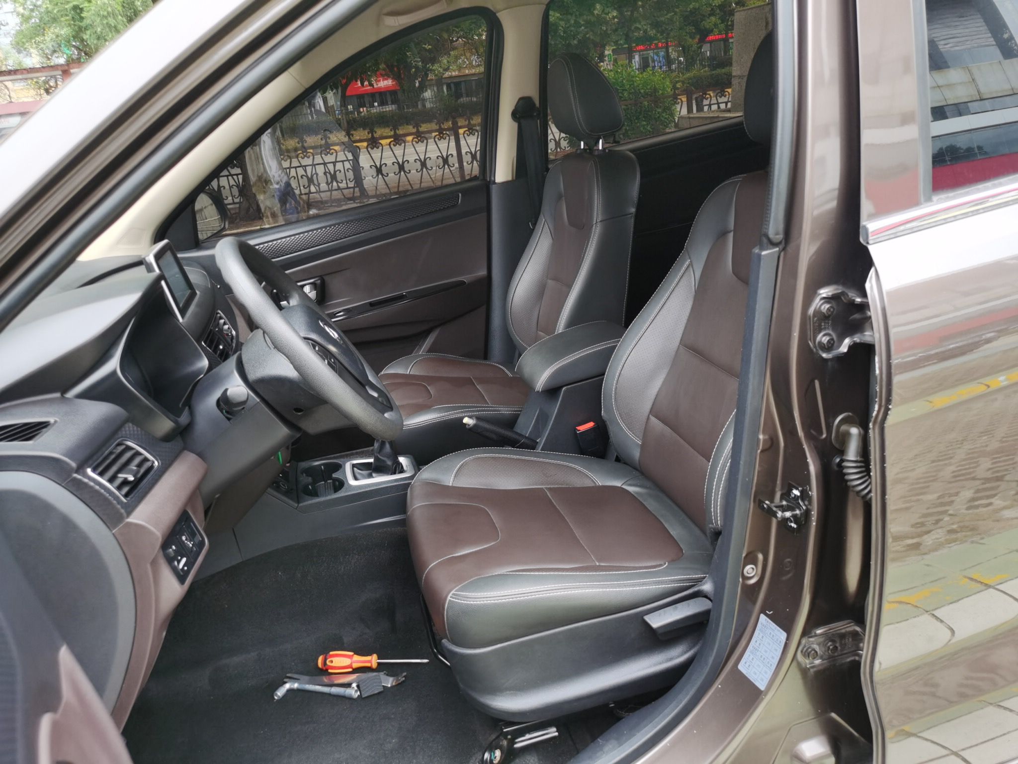 Переднее сиденье в автомобиле