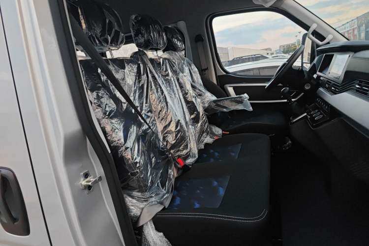 Used Dongfeng Yufeng Yufeng 2023 V9+ 2.0T Manual Front-Wheel-Drive Multi-Function Mid-Roof Van with 7/8/9 Seats
