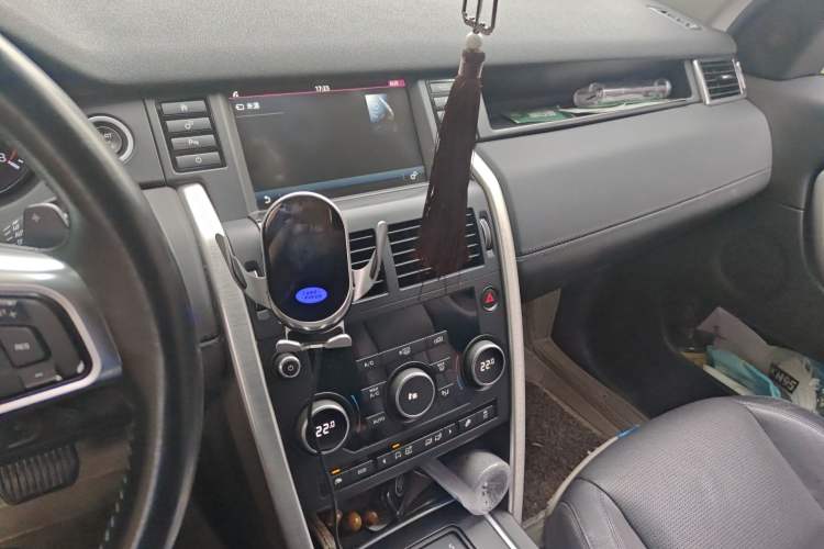 Used Land Rover Discovery Sport 2016 2.0T SE Audio And AC Panel