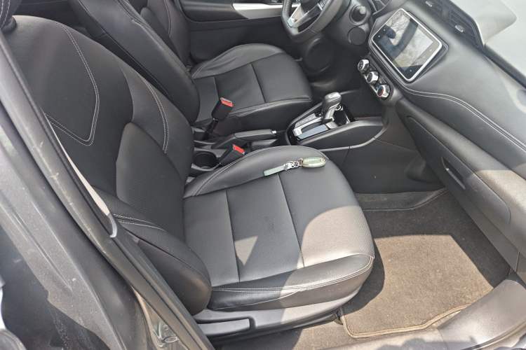 Used Nissan Kicks 2021 1.5L XV CVT Smart Connect Luxury Edition Right Front Seat