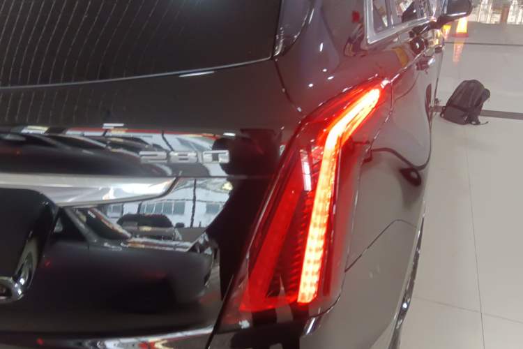 Used Cadillac XT5 2020 28T Luxury Version Right Rear Taillight