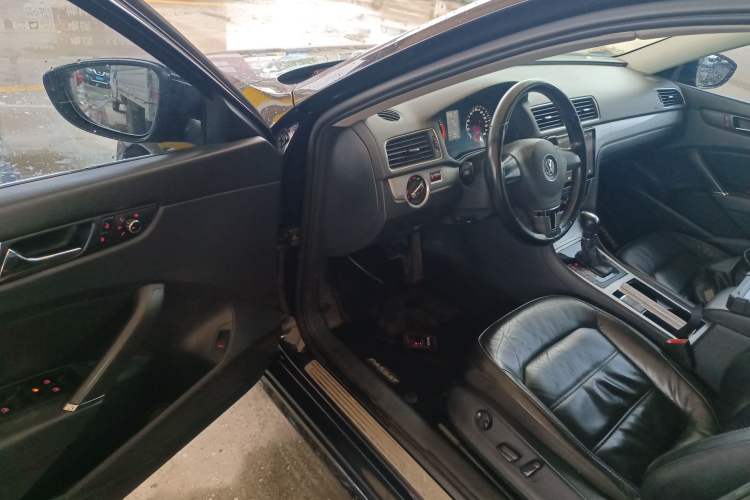 Used Volkswagen Passat 2014 1.8TSI DSG Prestige Navigation Edition Driver Seat