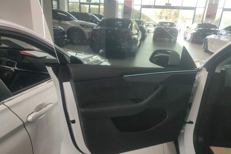 Used Tesla Model Y 2025 Long-Range All-Wheel-Drive Version
