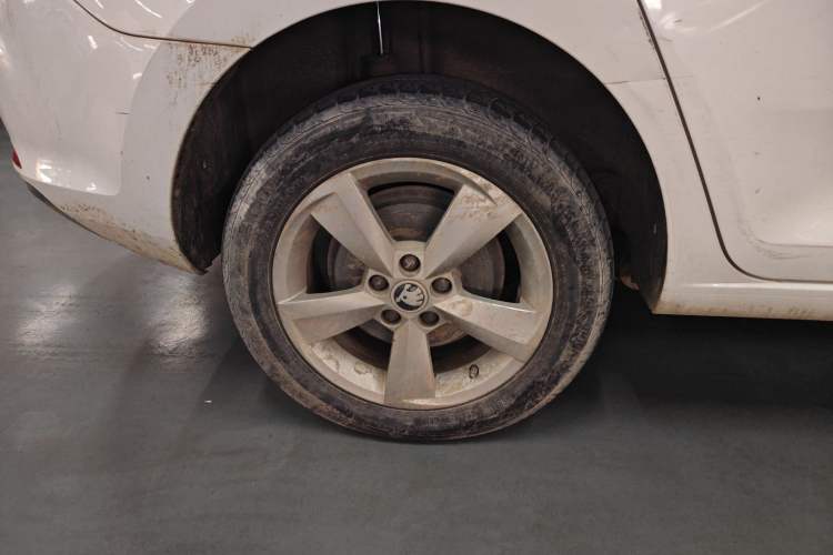 Used Skoda Rapid Spaceback 2014 1.6L Automatic Enjoyment Edition Right Rear Wheel Hub