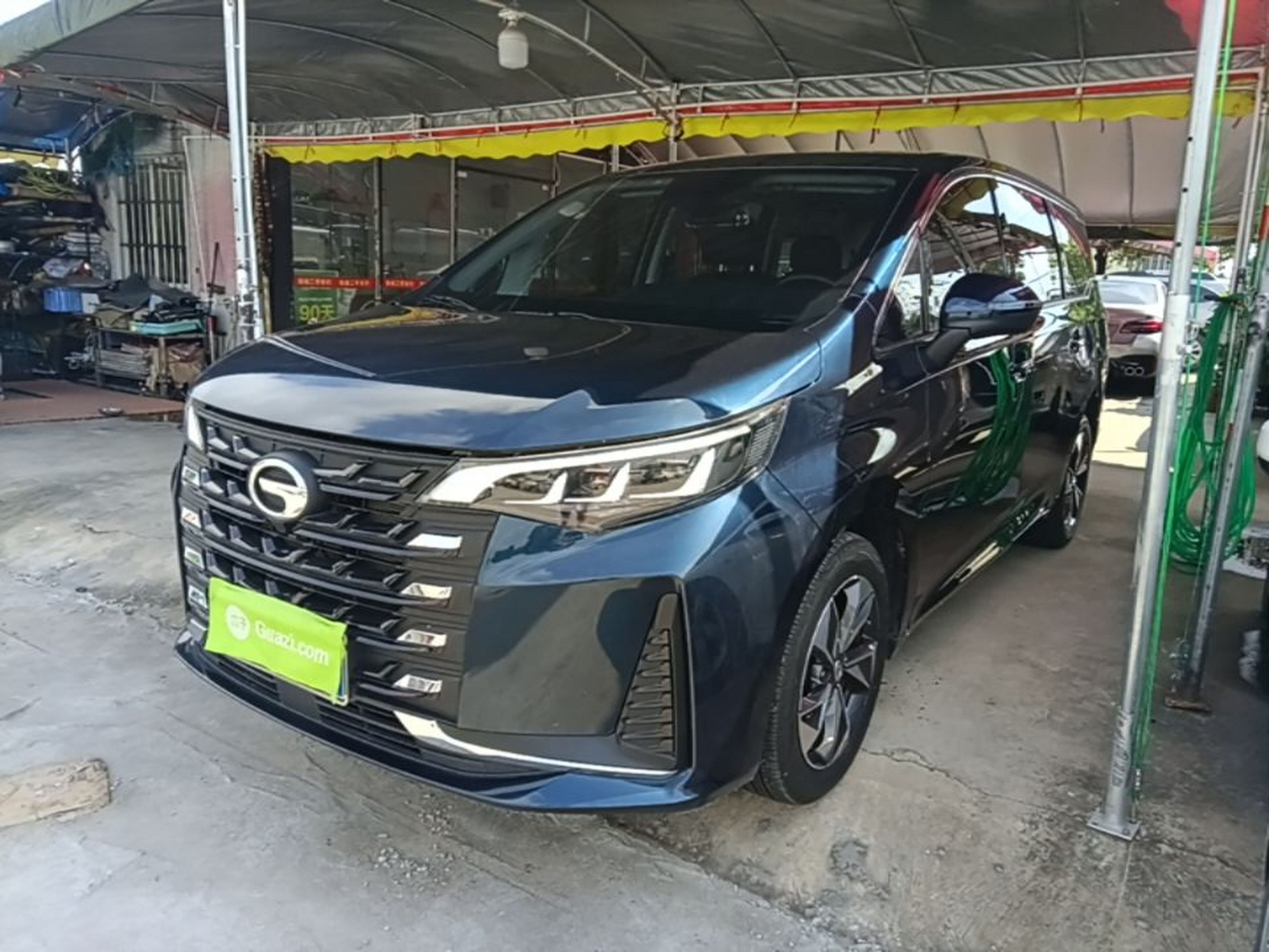 Под передней частью автомобиля