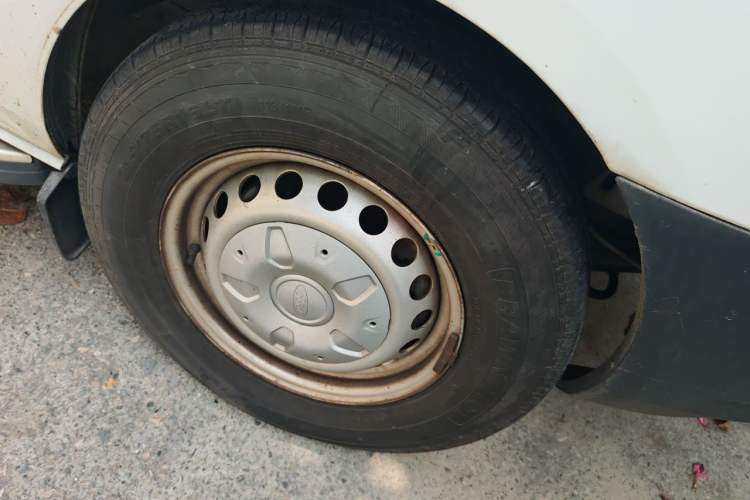 Used Ford Transit 2017 2.0T Diesel Multi-Purpose Commercial Vehicle Mid-Drive Mid-Roof China IV Standard
