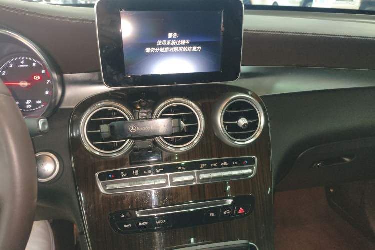 Used Mercedes-Benz GLC 2018 GLC 260 4MATIC Dynamic Edition Audio And AC Panel