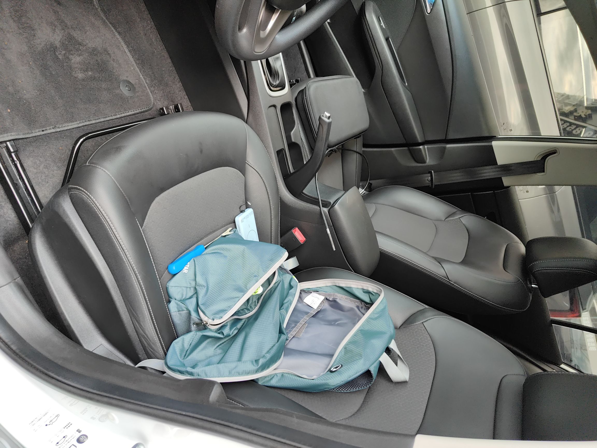 المقاعد الأمامية داخل السيارة